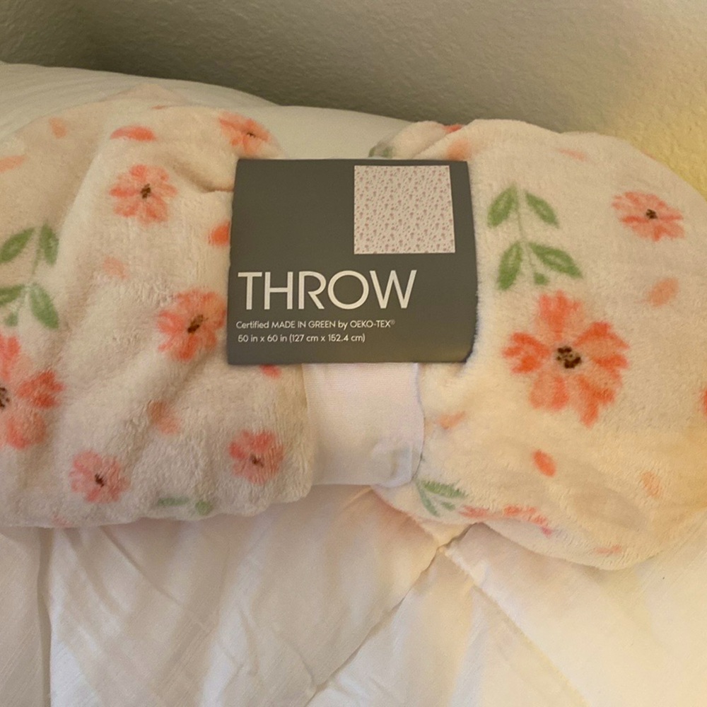 NWT! FUN SOFT PINK FLOWERS THROW BLANKET!